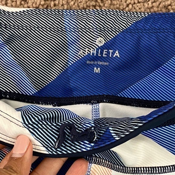 𝅺Athleta Women’s Electric Geo Sonar Capri Tights Blue Black & White Colors Sz M - Picture 9 of 15